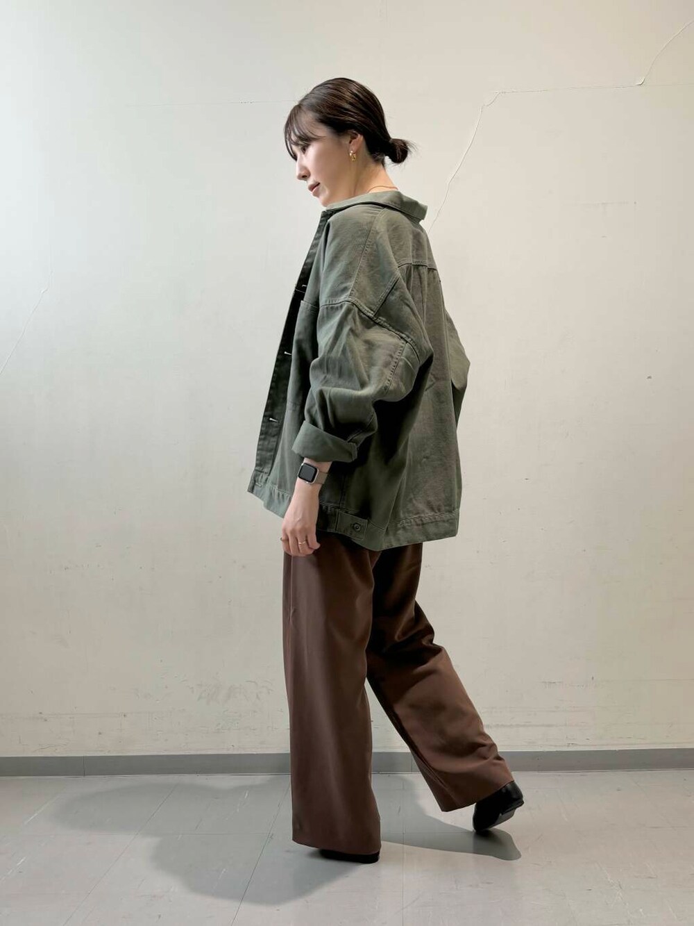 ブラック系のパンプス、ベージュ系のTシャツ/カットソー、ブラウン系のその他パンツを着用したレディースの秋コーディネートの3枚目の写真