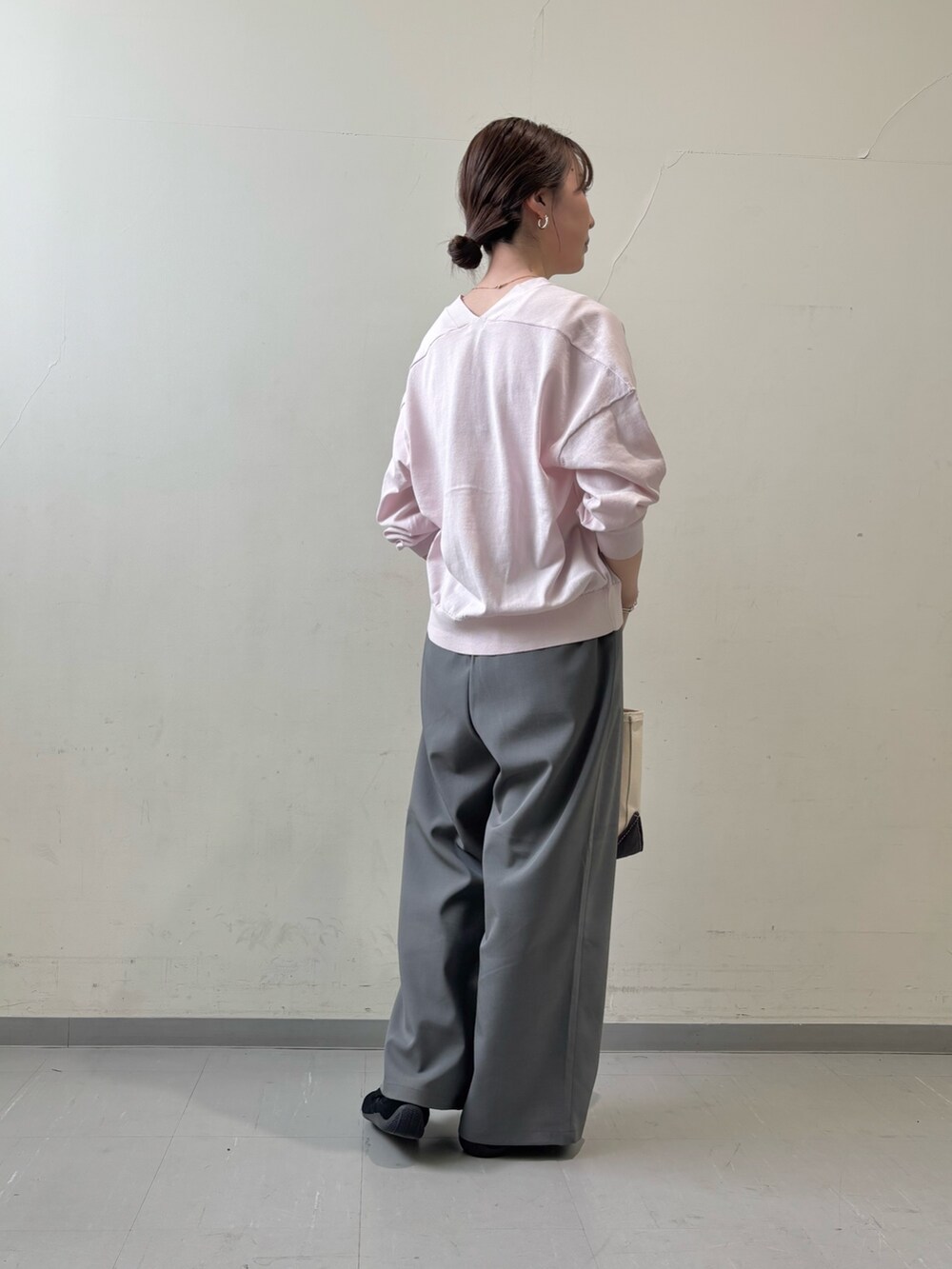 ホワイト系のタンクトップ、ベージュ系のその他パンツ、ホワイト系のトートバッグを着用したレディースの春コーディネートの5枚目の写真