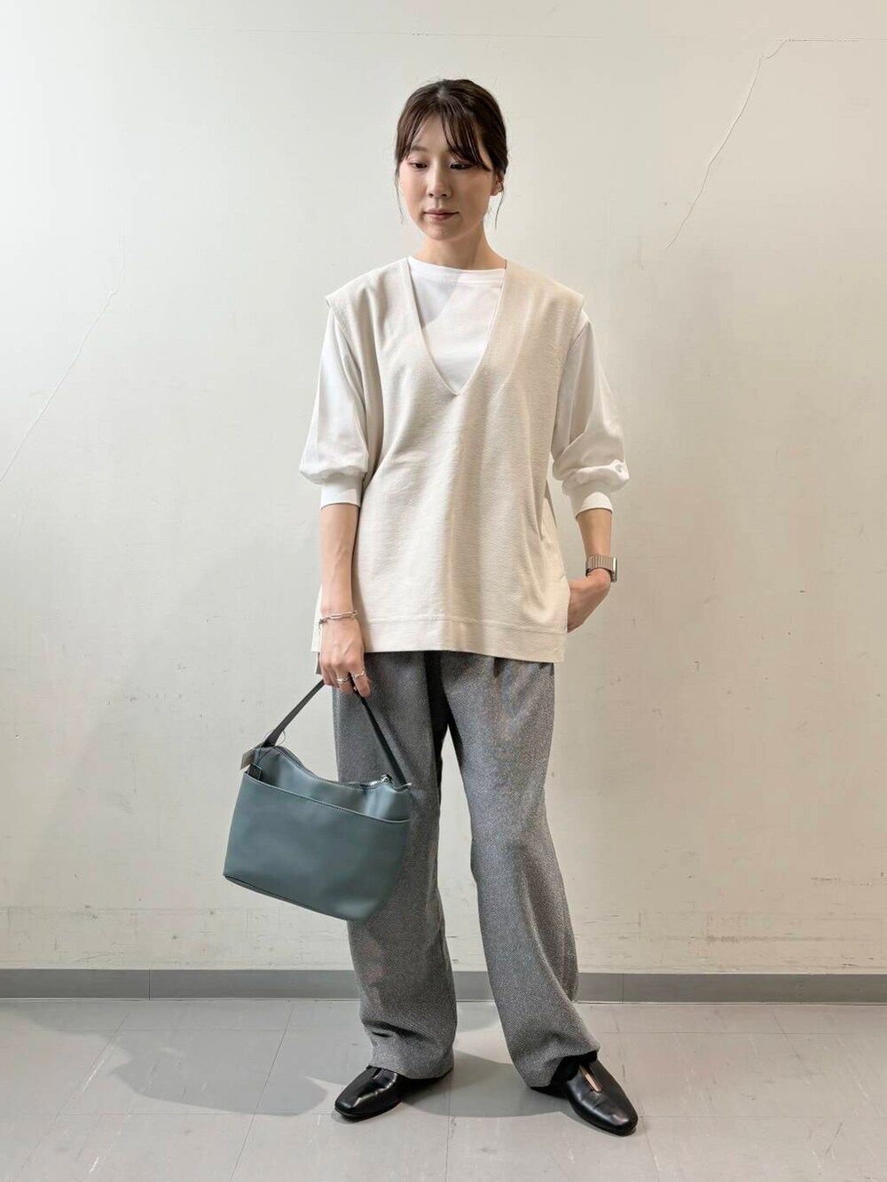 ホワイト系のTシャツ/カットソー、ホワイト系のベスト、グレー系のその他パンツを着用したレディースの夏コーディネートの2枚目の写真