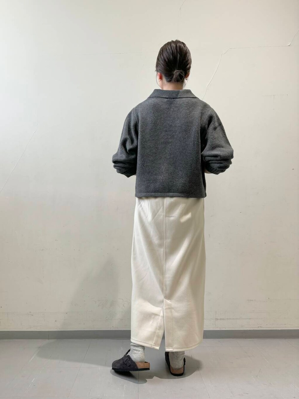 ホワイト系のスカート、ブラウン系のショルダーバッグ、グレー系のサンダルを着用したレディースの秋コーディネートの4枚目の写真