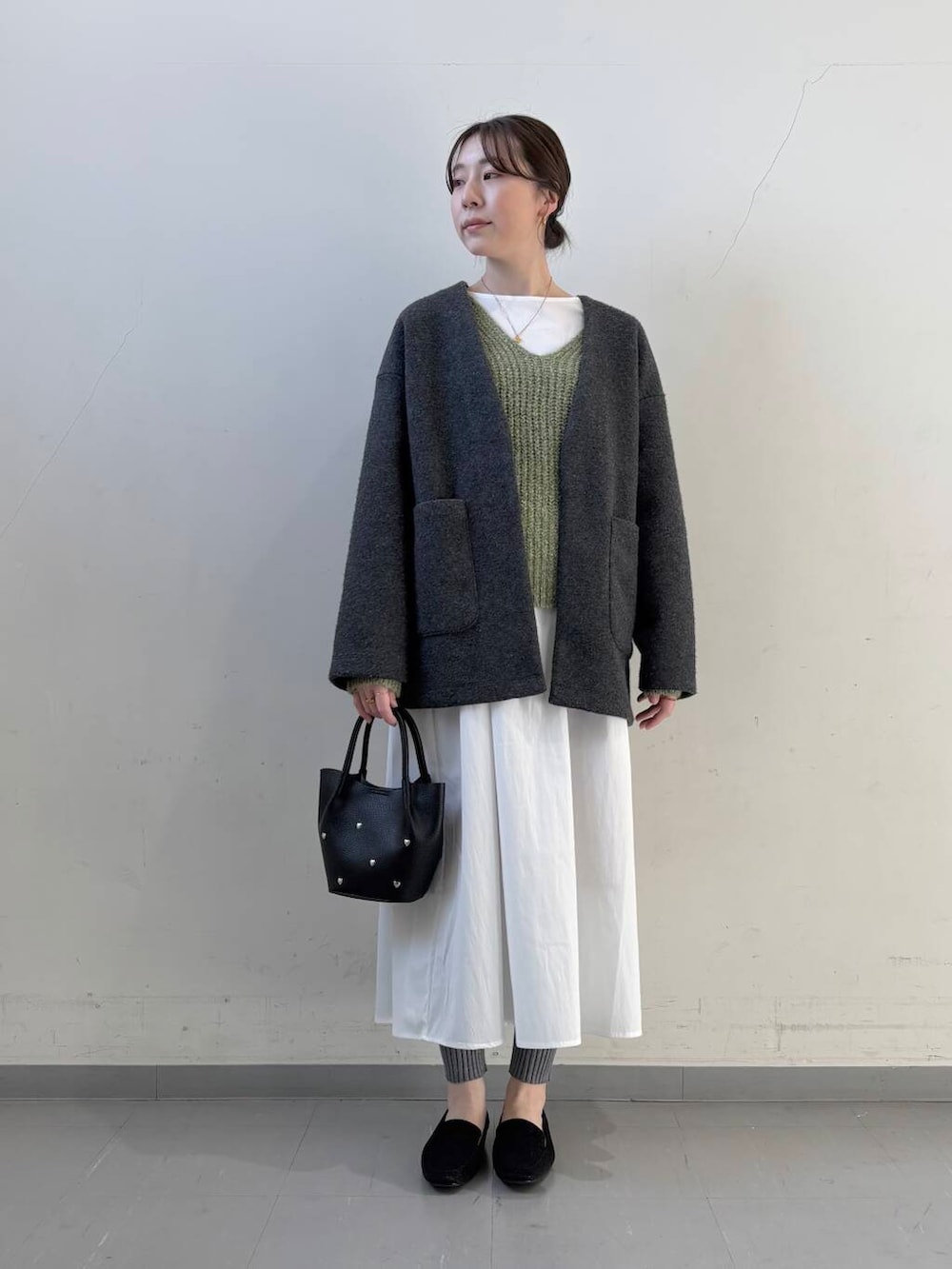 ブラック系のローファー、グレー系のその他パンツ、グレー系のその他アウターを着用したレディースの冬コーディネートの8枚目の写真