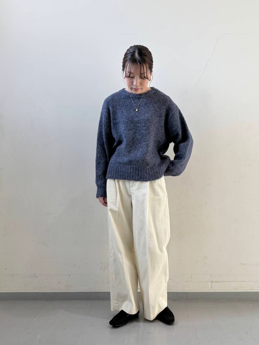 ブラック系のローファー、ブルー系のその他アウター、ホワイト系のその他パンツを着用したレディースの冬コーディネートの4枚目の写真