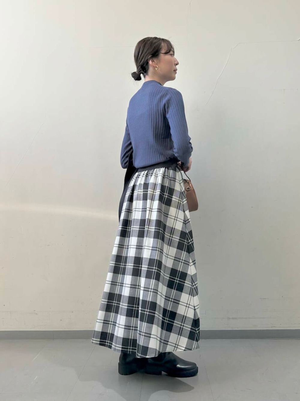 ブルー系のその他アウター、ブラウン系のショルダーバッグ、ブラック系のブーツを着用したレディースの秋コーディネートの5枚目の写真