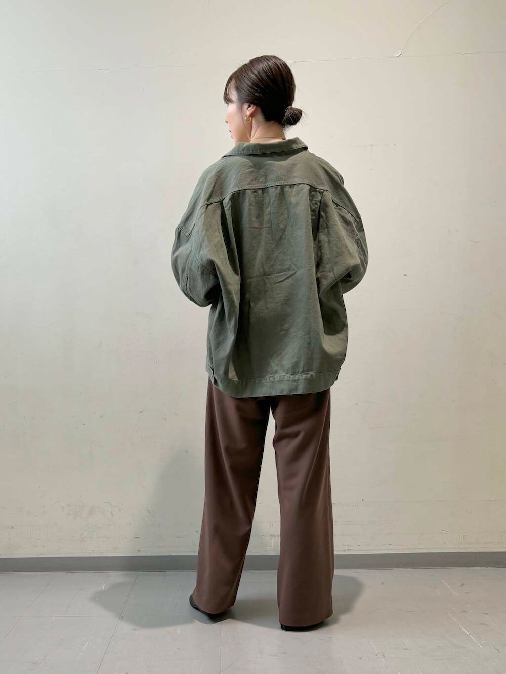 ブラック系のパンプス、ベージュ系のTシャツ/カットソー、ブラウン系のその他パンツを着用したレディースの秋コーディネートの4枚目の写真