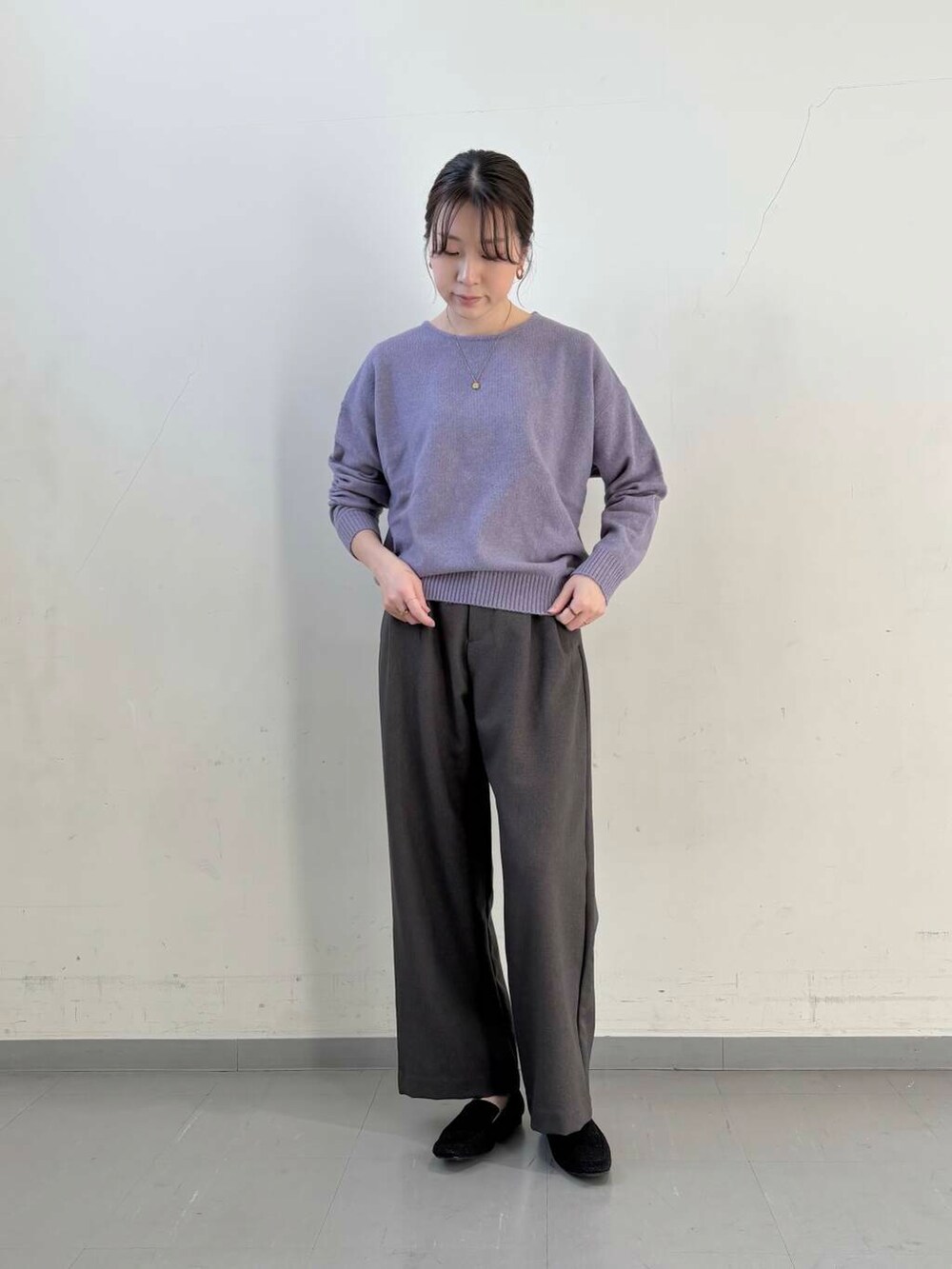 ホワイト系のダウンジャケット/コート、ブラック系のショルダーバッグ、ブラック系のローファーを着用したレディースの冬コーディネートの3枚目の写真