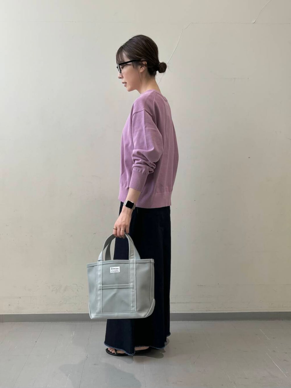 ピンク系のカーディガン/ボレロ、ブルー系のスカート、グレー系のトートバッグを着用したレディースの夏コーディネートの3枚目の写真