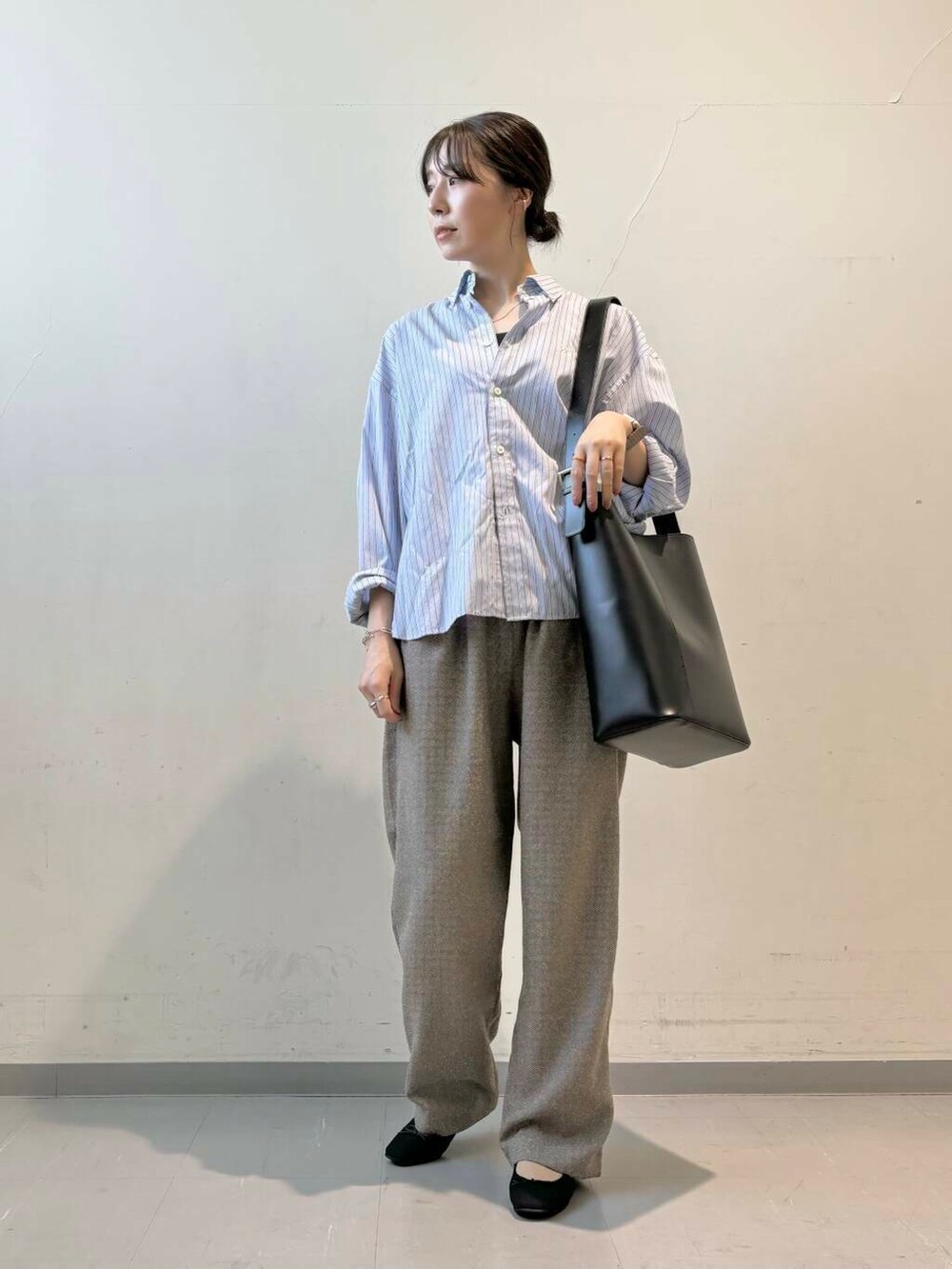 ブラック系のバレエシューズ、グレー系のその他パンツ、ブラック系のトートバッグを着用したレディースの秋コーディネートの2枚目の写真