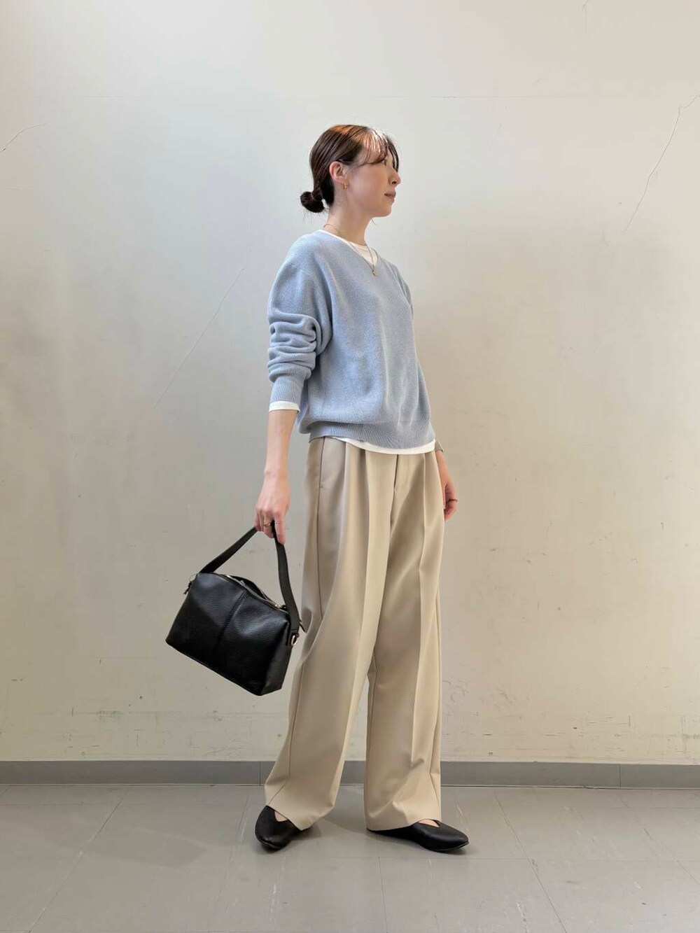 ブラック系のパンプス、ホワイト系のその他パンツ、ホワイト系のTシャツ/カットソーを着用したレディースの冬コーディネートの3枚目の写真