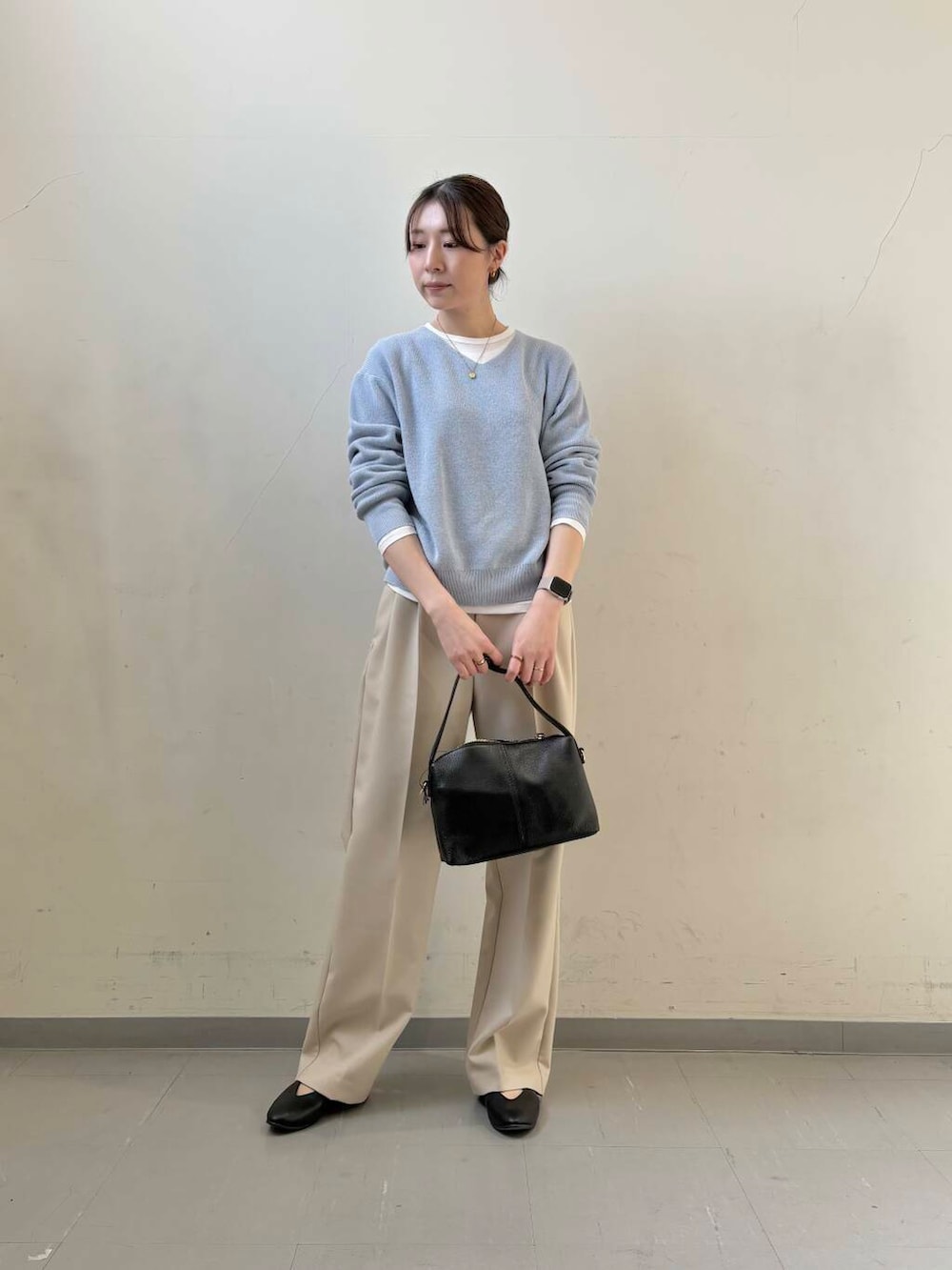 ブラック系のパンプス、ホワイト系のその他パンツ、ホワイト系のTシャツ/カットソーを着用したレディースの冬コーディネートの2枚目の写真