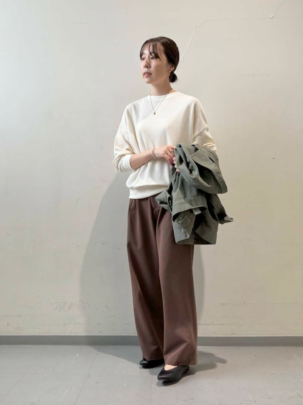 ブラック系のパンプス、ベージュ系のTシャツ/カットソー、ブラウン系のその他パンツを着用したレディースの秋コーディネートの6枚目の写真