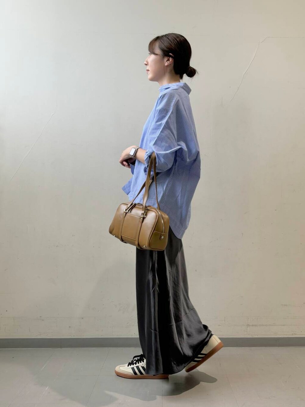 ホワイト系のタンクトップ、グリーン系のボストンバッグ、ブルー系のシャツ/ブラウスを着用したレディースの夏コーディネートの3枚目の写真