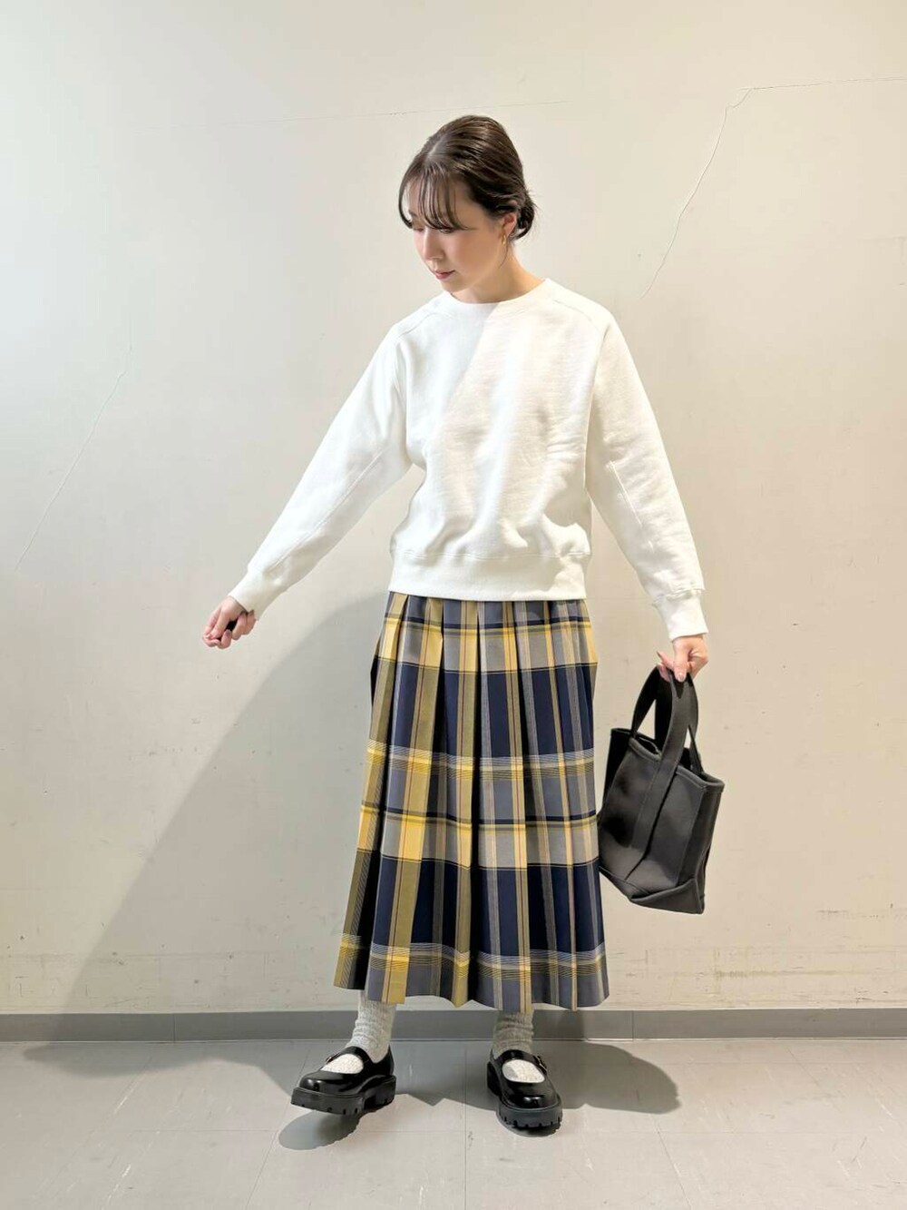 ブルー系のカーディガン/ボレロ、ホワイト系のスウェット、ブルー系のスカートを着用したレディースの秋コーディネートの7枚目の写真