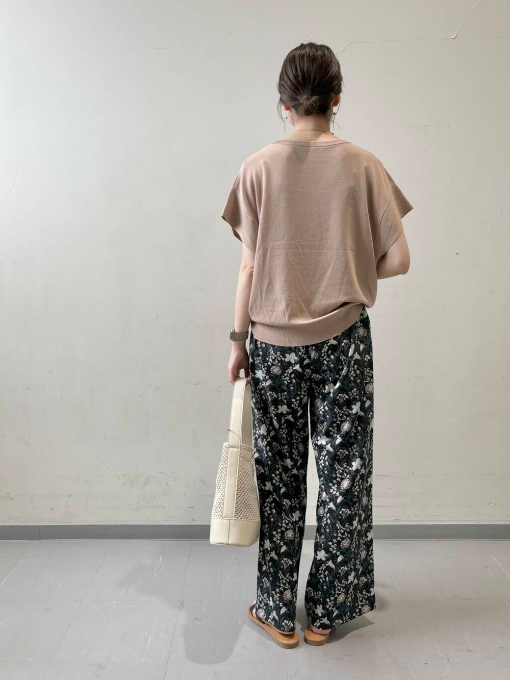 ホワイト系のショルダーバッグ、ブラック系のサンダル、ブルー系のその他パンツを着用したレディースの夏コーディネートの5枚目の写真