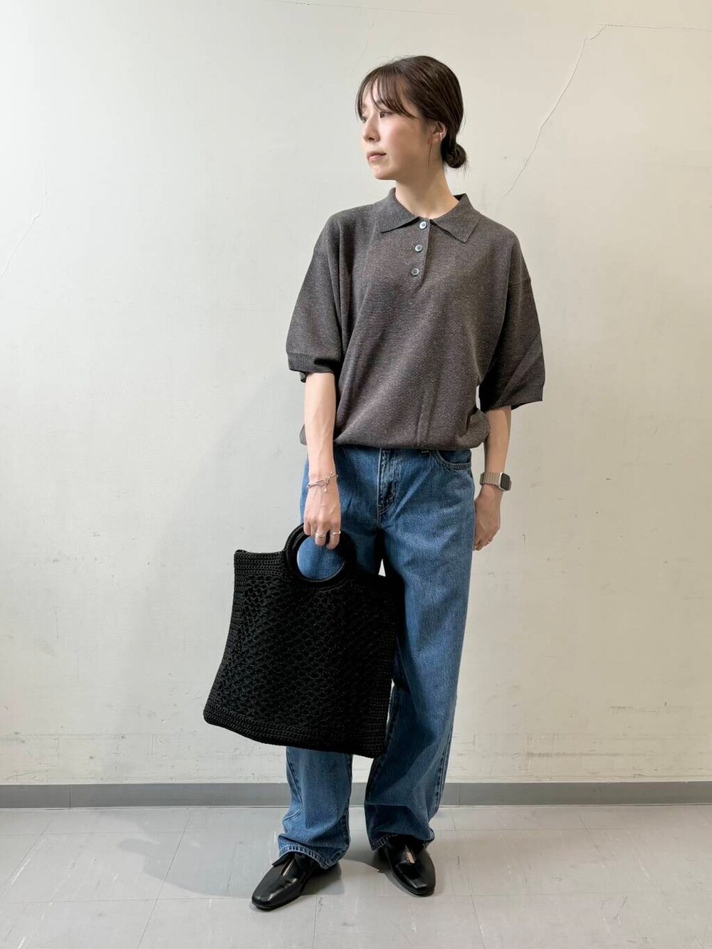 ブルー系のデニムパンツ、ブラック系のトートバッグ、グレー系のニット/セーターを着用したレディースの夏コーディネートの3枚目の写真