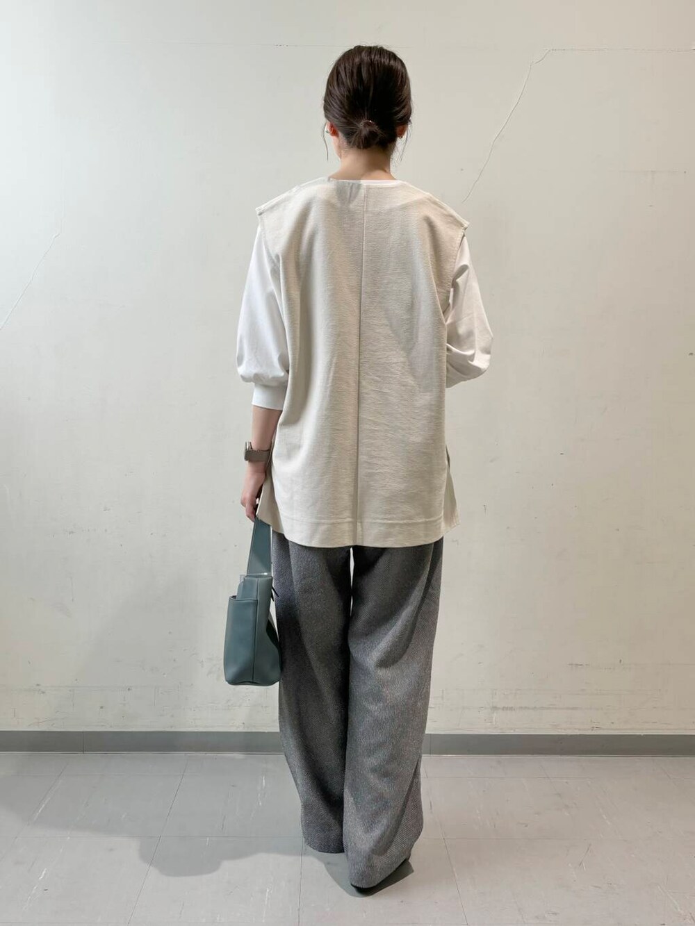 ホワイト系のTシャツ/カットソー、ホワイト系のベスト、グレー系のその他パンツを着用したレディースの夏コーディネートの5枚目の写真