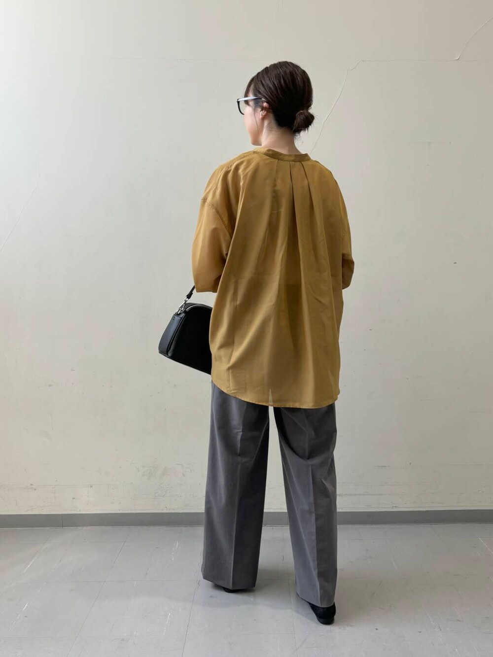 イエロー系のシャツ/ブラウス、ブラック系のショルダーバッグ、グレー系のその他パンツを着用したレディースの夏コーディネートの4枚目の写真