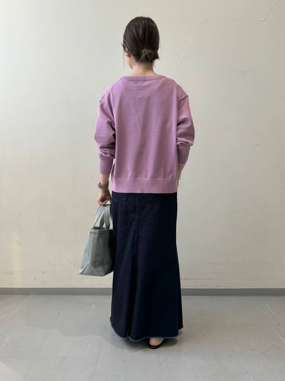 ピンク系のカーディガン/ボレロ、ブルー系のスカート、グレー系のトートバッグを着用したレディースの夏コーディネートの4枚目の写真