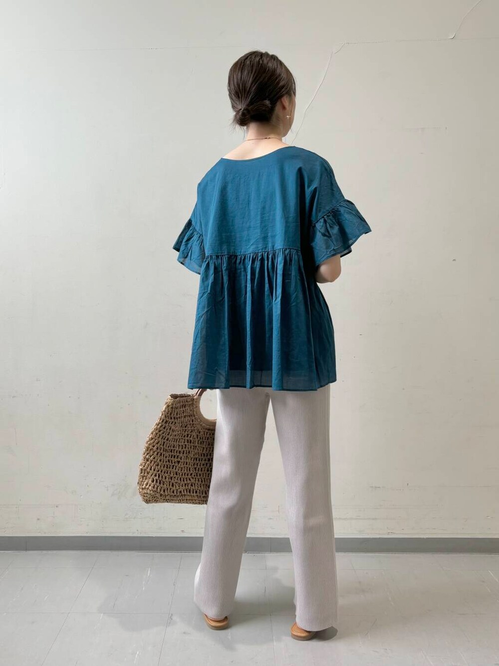 グレー系のその他パンツ、ブラック系のサンダル、ベージュ系のトートバッグを着用したレディースの夏コーディネートの3枚目の写真