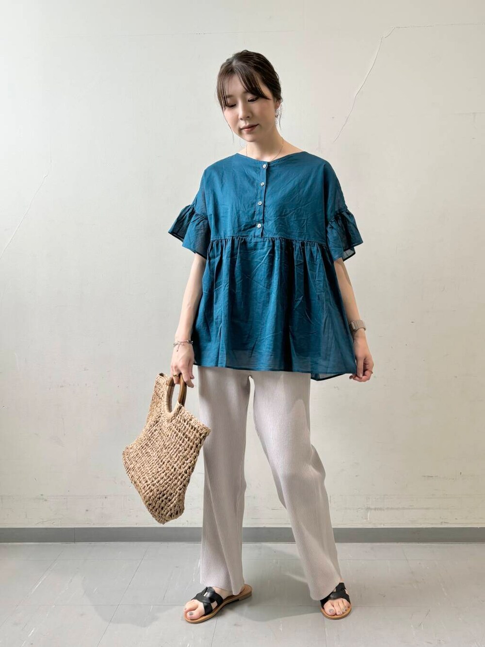 グレー系のその他パンツ、ブラック系のサンダル、ベージュ系のトートバッグを着用したレディースの夏コーディネートの4枚目の写真