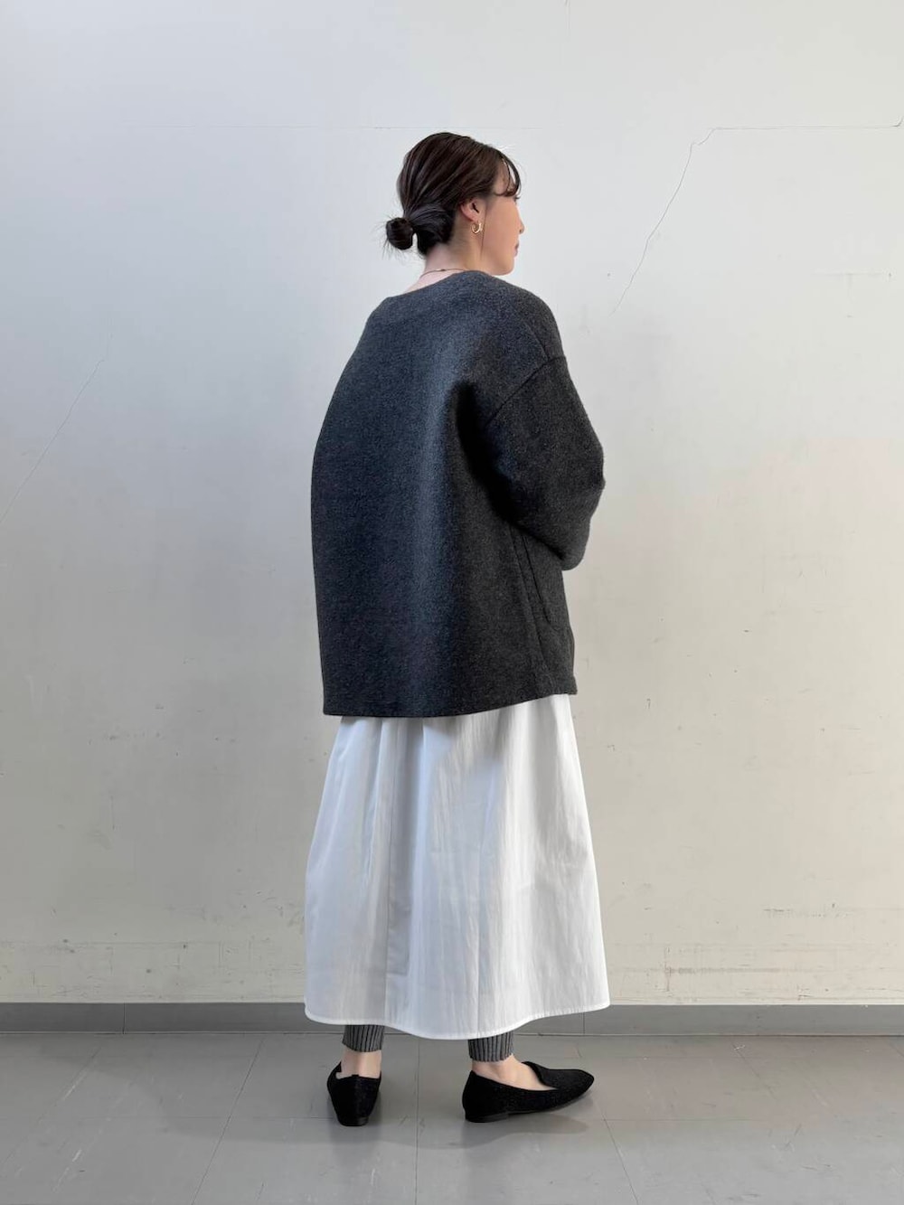 ブラック系のローファー、グレー系のその他パンツ、グレー系のその他アウターを着用したレディースの冬コーディネートの10枚目の写真