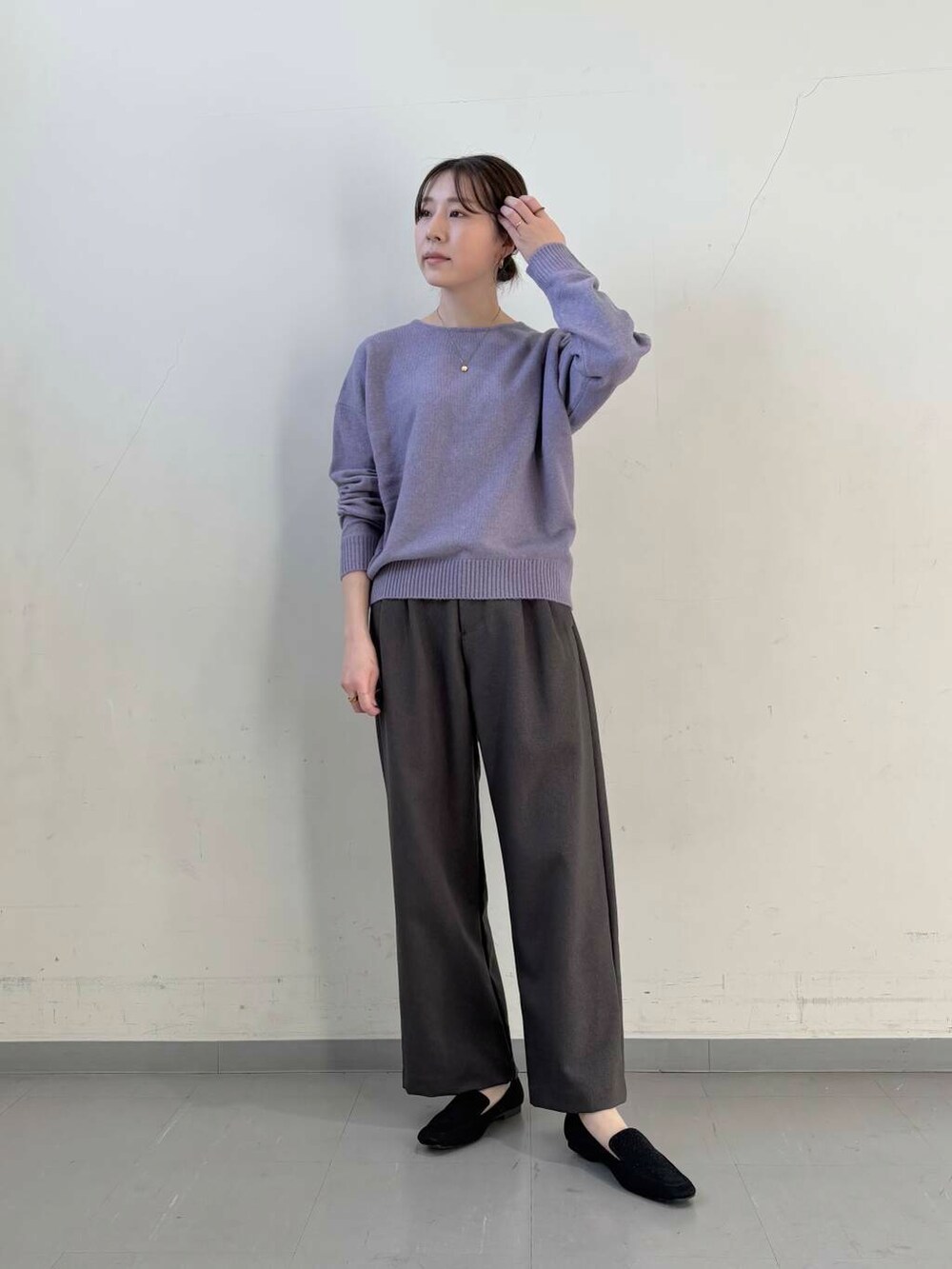 ホワイト系のダウンジャケット/コート、ブラック系のショルダーバッグ、ブラック系のローファーを着用したレディースの冬コーディネートの2枚目の写真