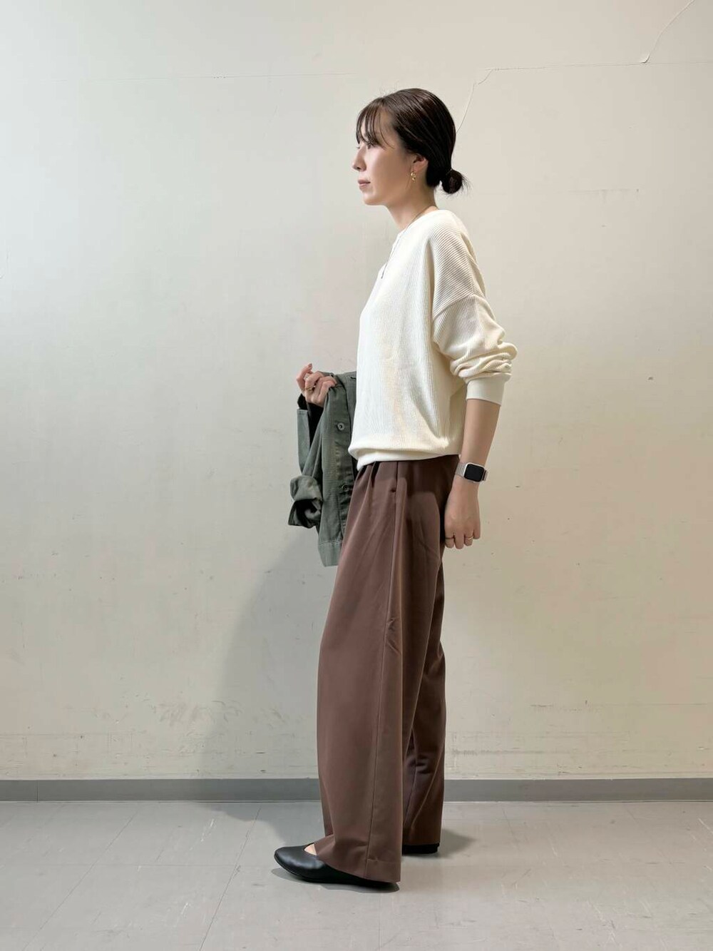 ブラック系のパンプス、ベージュ系のTシャツ/カットソー、ブラウン系のその他パンツを着用したレディースの秋コーディネートの7枚目の写真