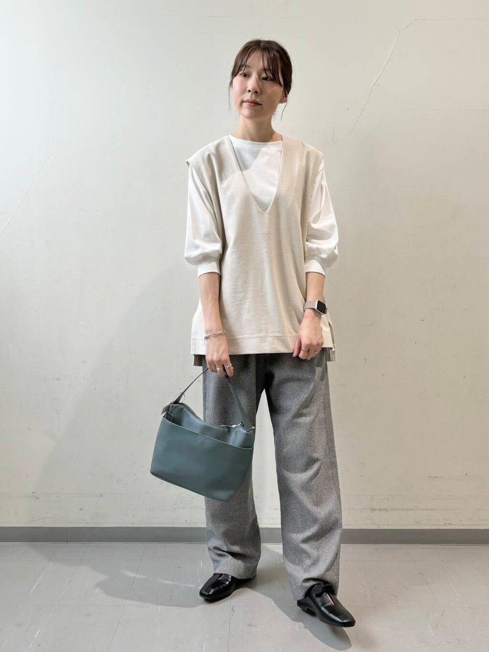 ホワイト系のTシャツ/カットソー、ホワイト系のベスト、グレー系のその他パンツを着用したレディースの夏コーディネートの3枚目の写真