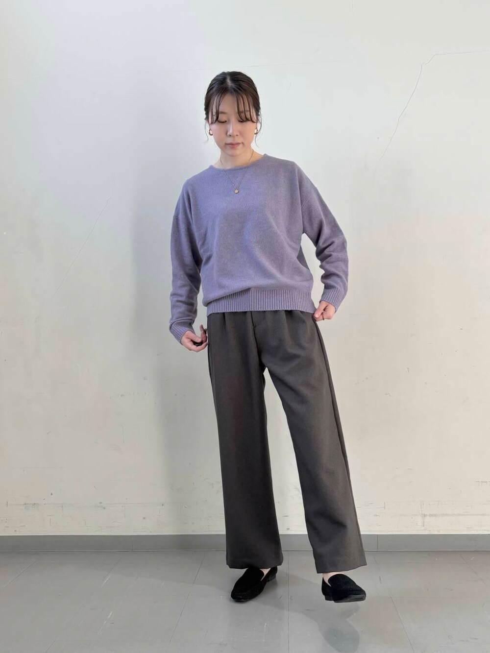 ホワイト系のダウンジャケット/コート、ブラック系のショルダーバッグ、ブラック系のローファーを着用したレディースの冬コーディネートの4枚目の写真