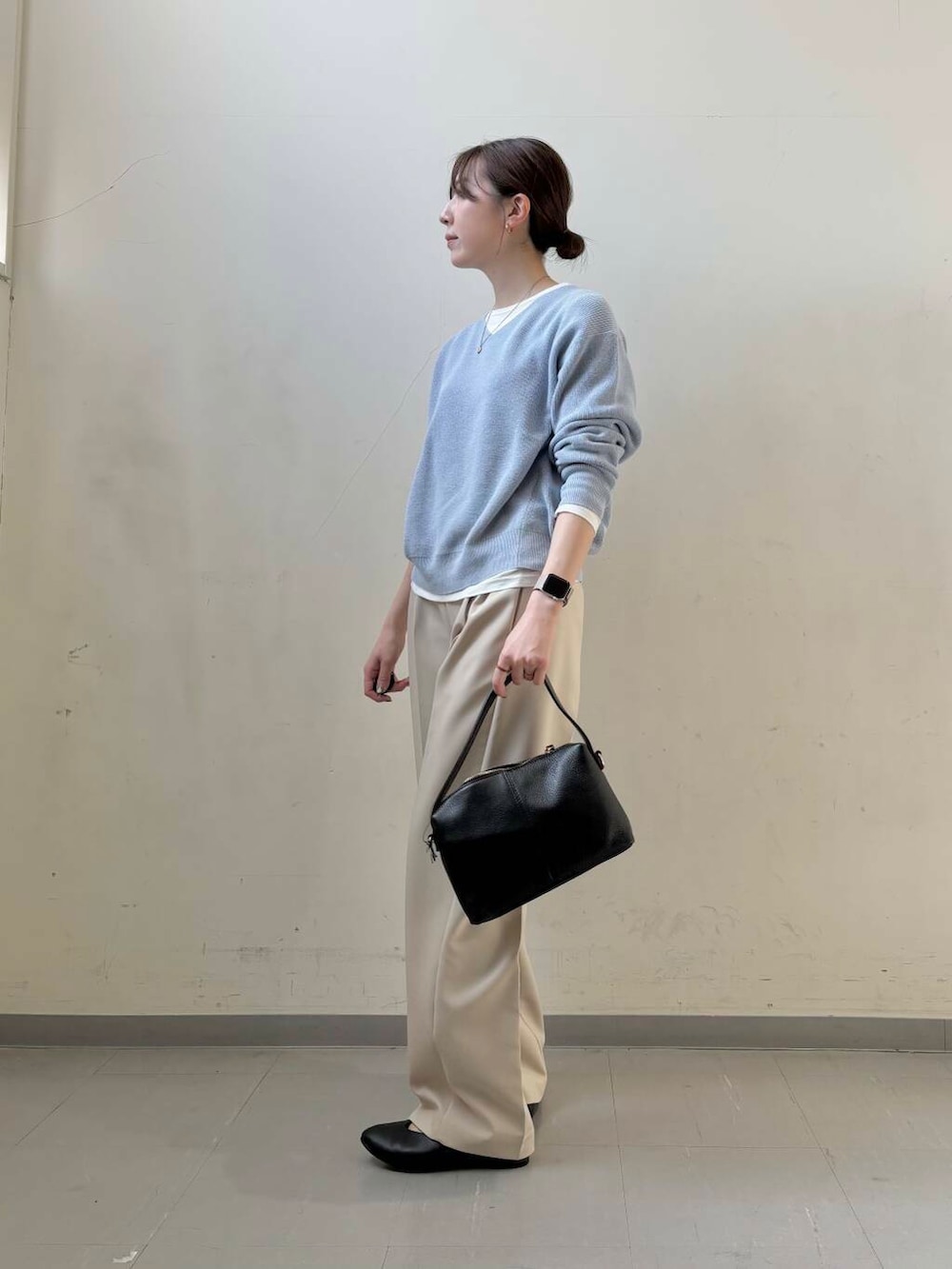 ブラック系のパンプス、ホワイト系のその他パンツ、ホワイト系のTシャツ/カットソーを着用したレディースの冬コーディネートの4枚目の写真