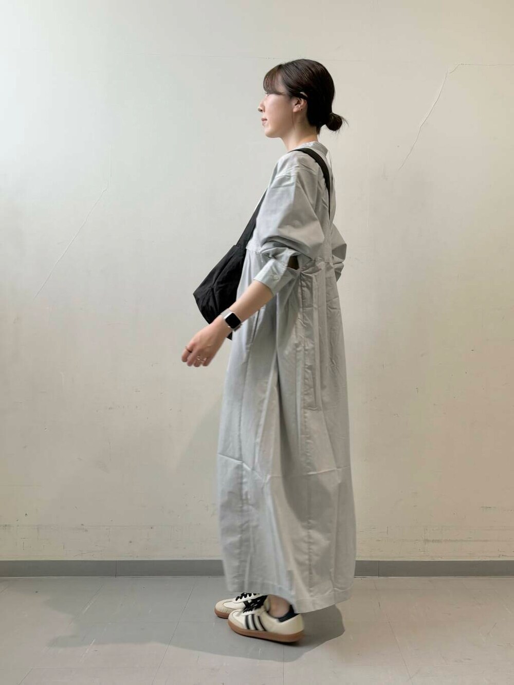 ホワイト系のタンクトップ、ブラック系のショルダーバッグ、ブラック系のワンピースを着用したレディースの秋コーディネートの3枚目の写真