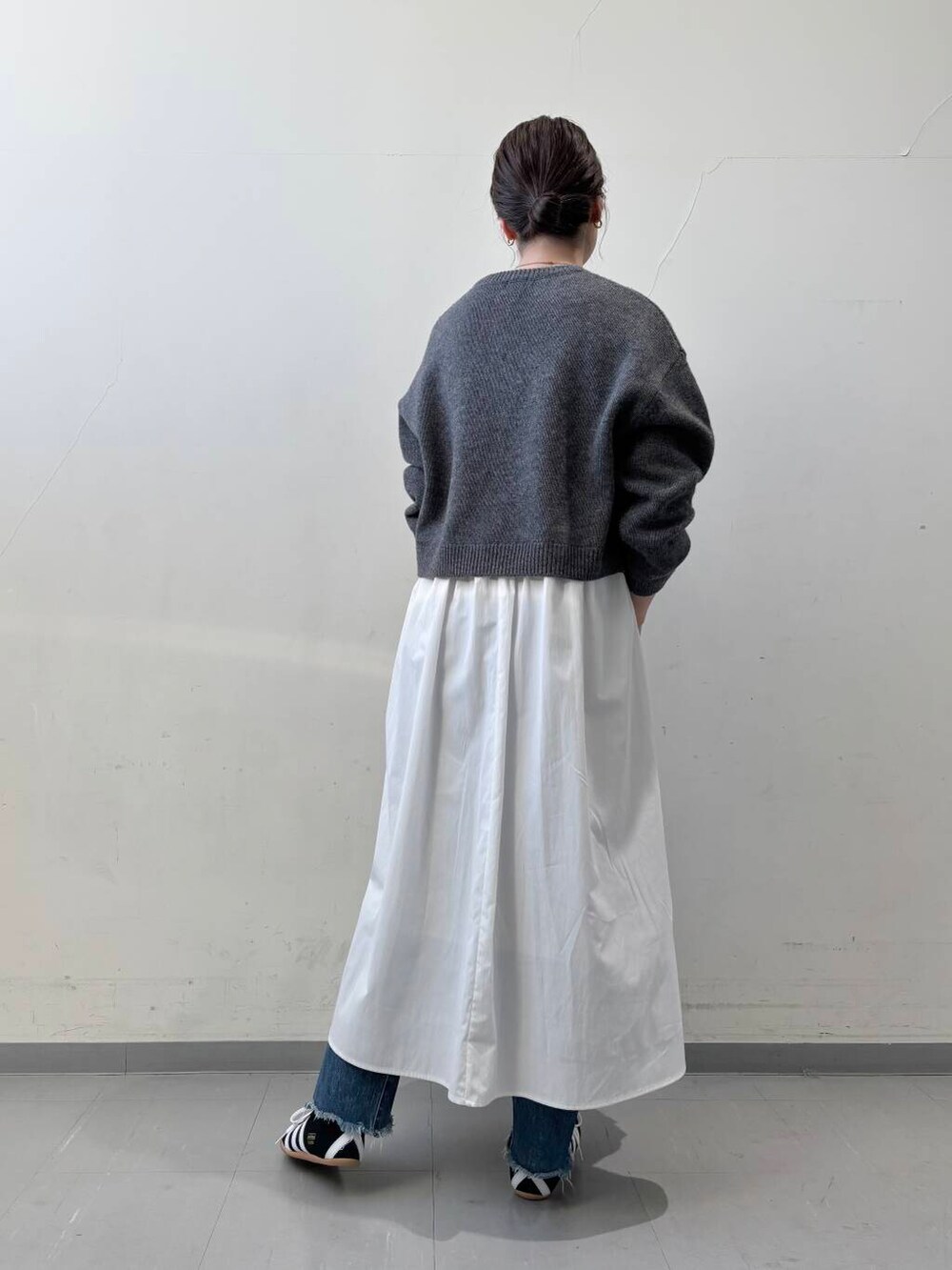 ブラック系のバックパック/リュック、グレー系のニット/セーター、グレー系のワンピースを着用したレディースの冬コーディネートの7枚目の写真