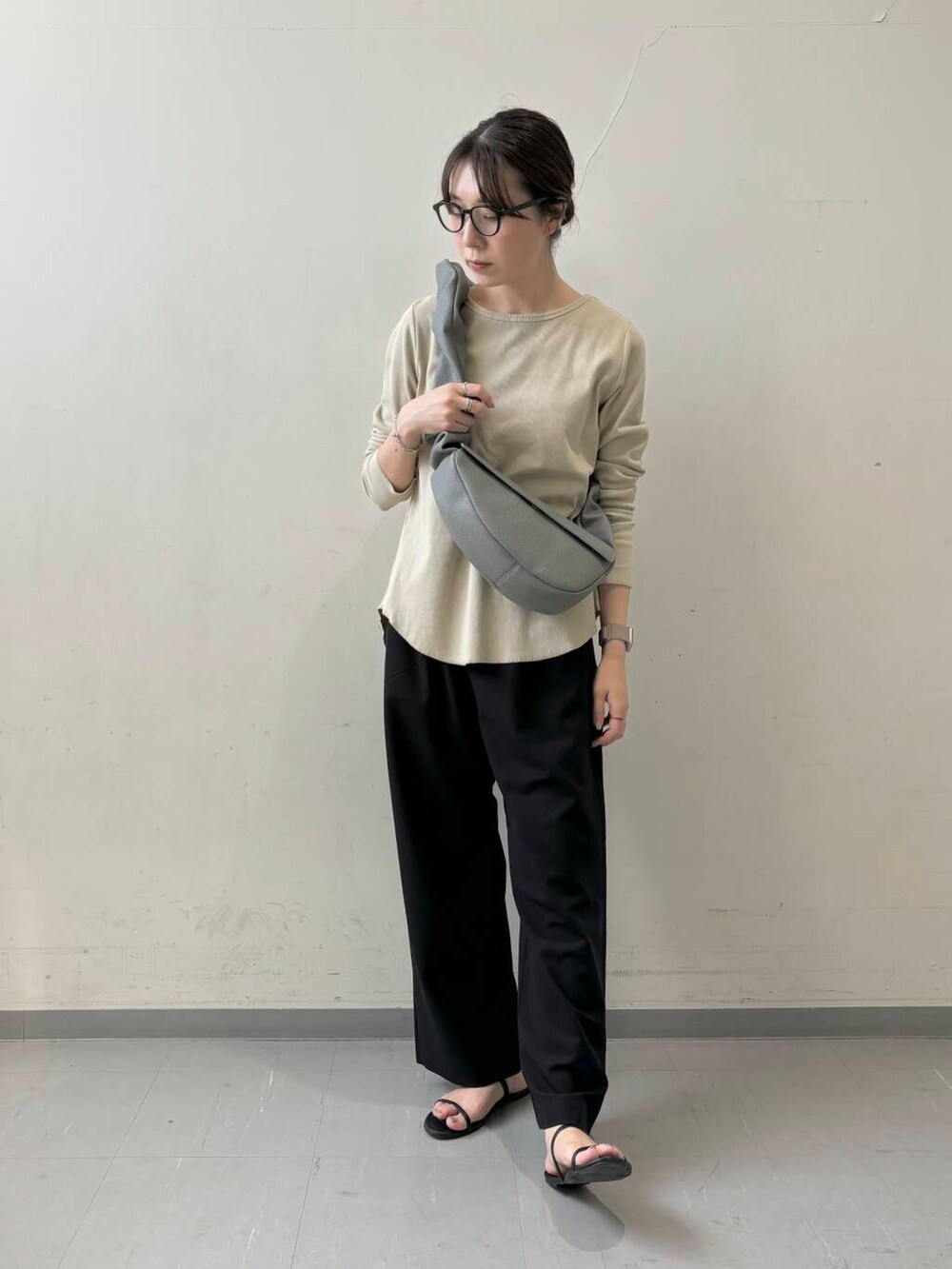 ブラック系のその他パンツ、グレー系のハンドバッグ、グリーン系のTシャツ/カットソーを着用したレディースの夏コーディネートの3枚目の写真