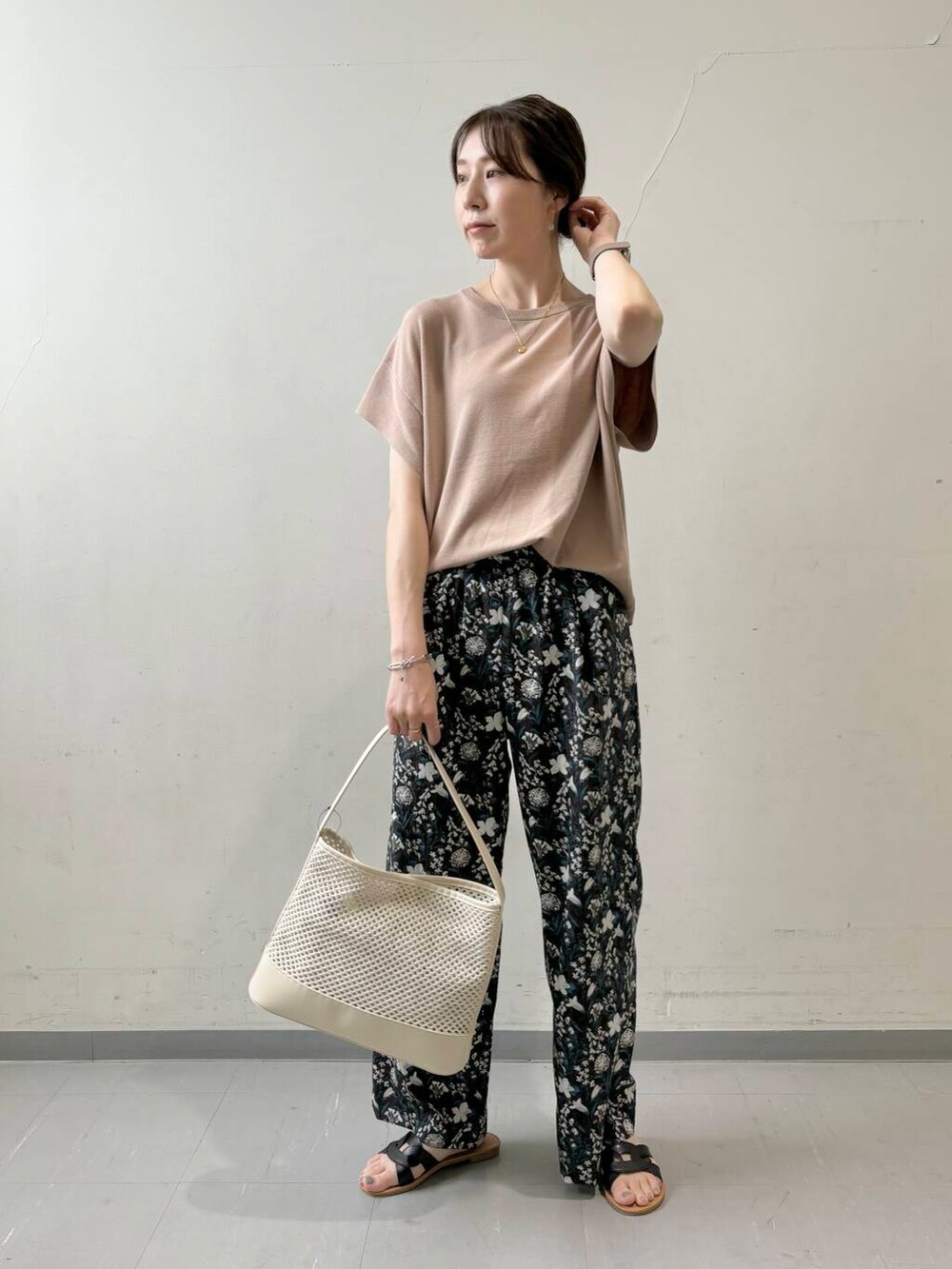 ホワイト系のショルダーバッグ、ブラック系のサンダル、ブルー系のその他パンツを着用したレディースの夏コーディネートの3枚目の写真