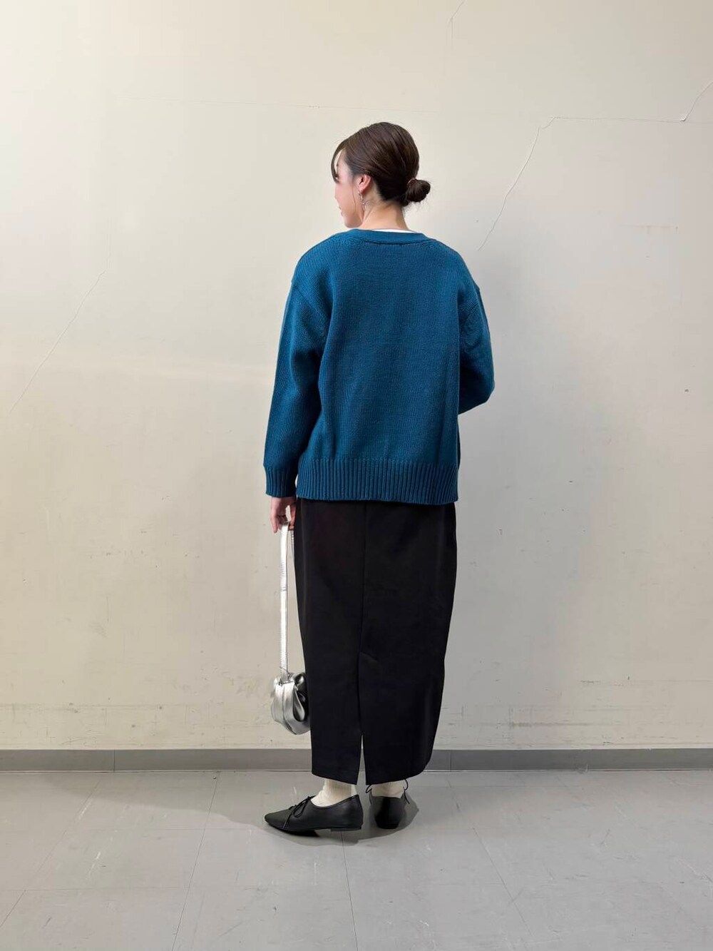 ブラック系のその他シューズ、ブルー系のカーディガン/ボレロ、グレー系のTシャツ/カットソーを着用したレディースの冬コーディネートの3枚目の写真