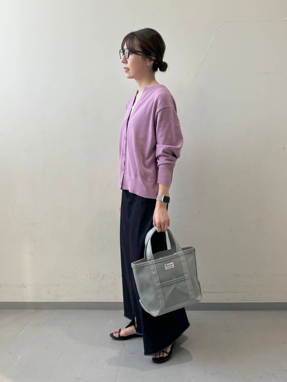 ピンク系のカーディガン/ボレロ、ブルー系のスカート、グレー系のトートバッグを着用したレディースの夏コーディネートの2枚目の写真