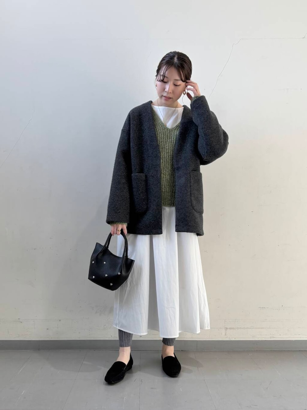 ブラック系のローファー、グレー系のその他パンツ、グレー系のその他アウターを着用したレディースの冬コーディネートの6枚目の写真