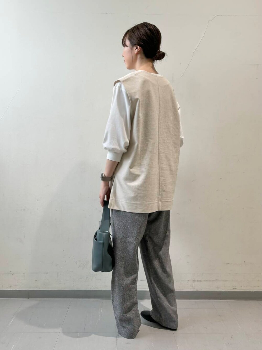 ホワイト系のTシャツ/カットソー、ホワイト系のベスト、グレー系のその他パンツを着用したレディースの夏コーディネートの4枚目の写真