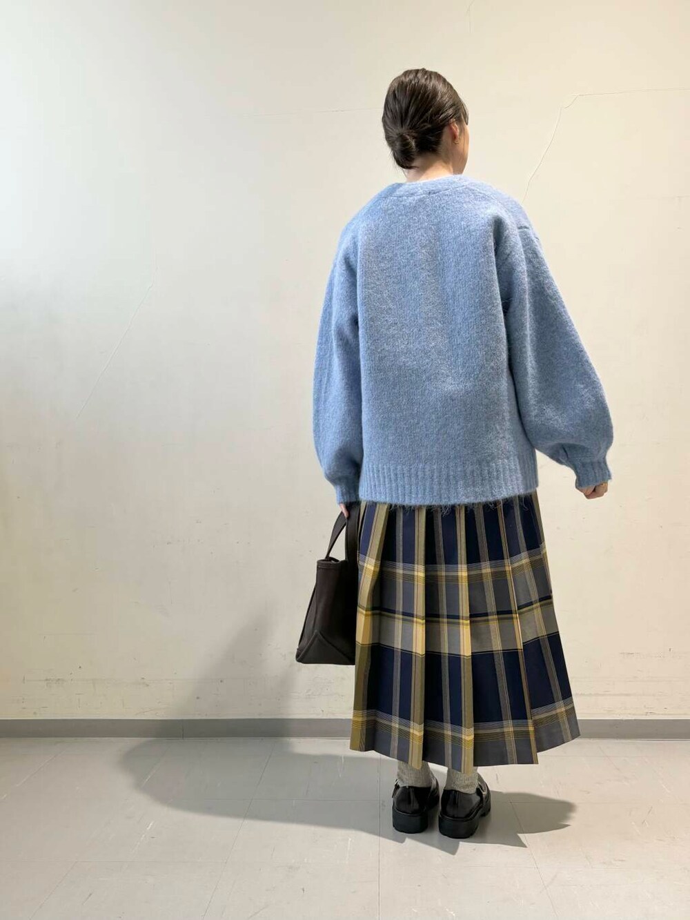ブルー系のカーディガン/ボレロ、ホワイト系のスウェット、ブルー系のスカートを着用したレディースの秋コーディネートの4枚目の写真