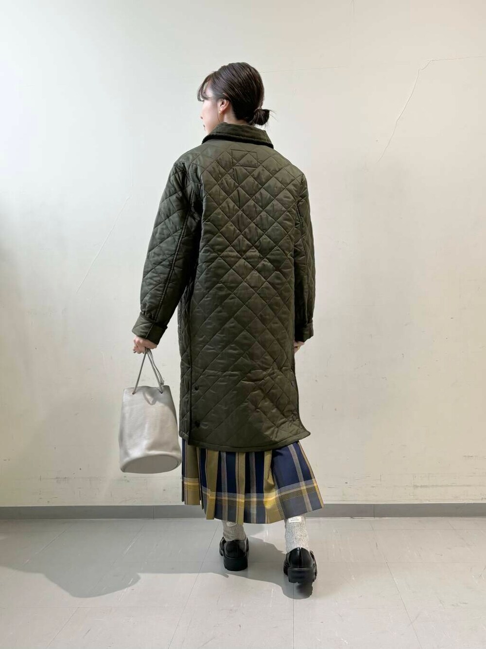 グレー系のカーディガン/ボレロ、グレー系のショルダーバッグ、ブルー系のスカートを着用したレディースの秋コーディネートの3枚目の写真