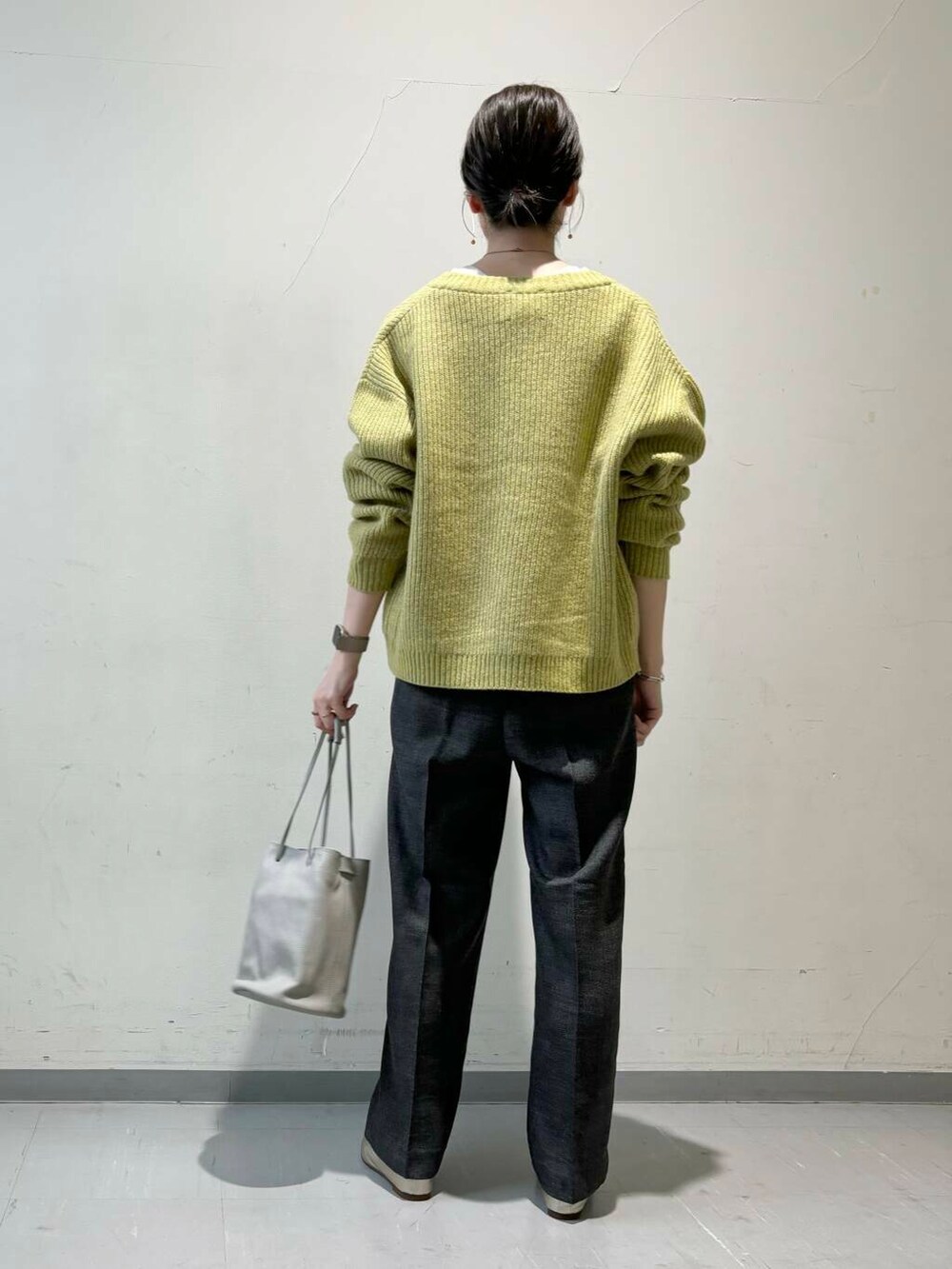 ゴールド系のパンプス、グレー系のショルダーバッグ、グリーン系のカーディガン/ボレロを着用したレディースの秋コーディネートの4枚目の写真