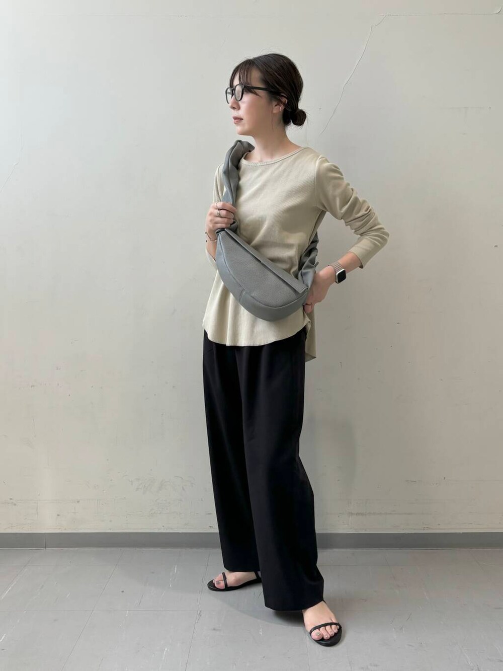 ブラック系のその他パンツ、グレー系のハンドバッグ、グリーン系のTシャツ/カットソーを着用したレディースの夏コーディネートの2枚目の写真