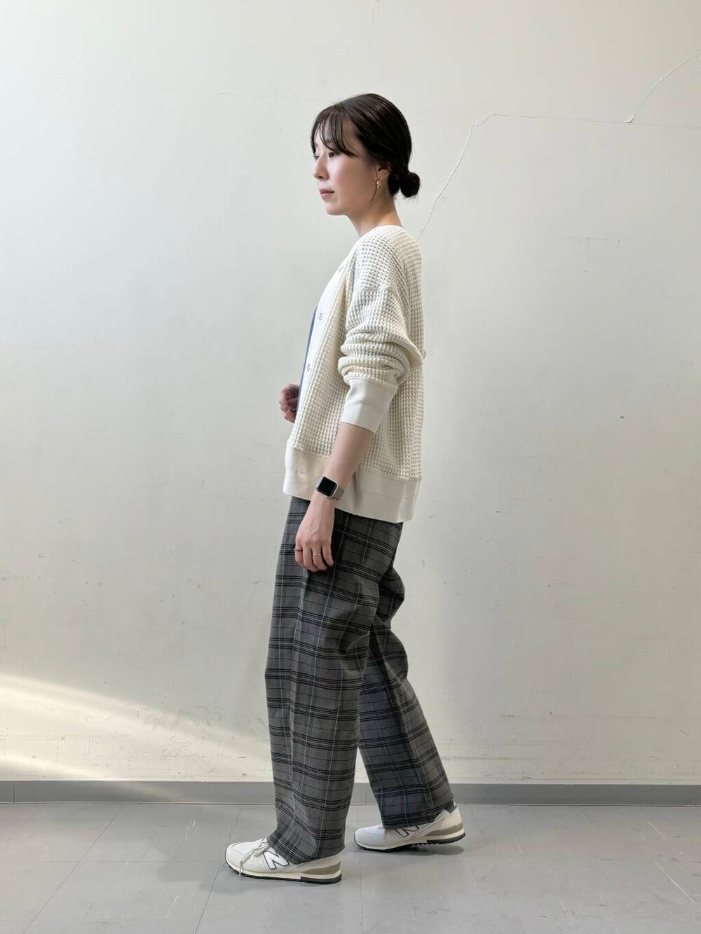 ホワイト系のスニーカー、ホワイト系のカーディガン/ボレロ、ブルー系のTシャツ/カットソーを着用したレディースの秋コーディネートの3枚目の写真