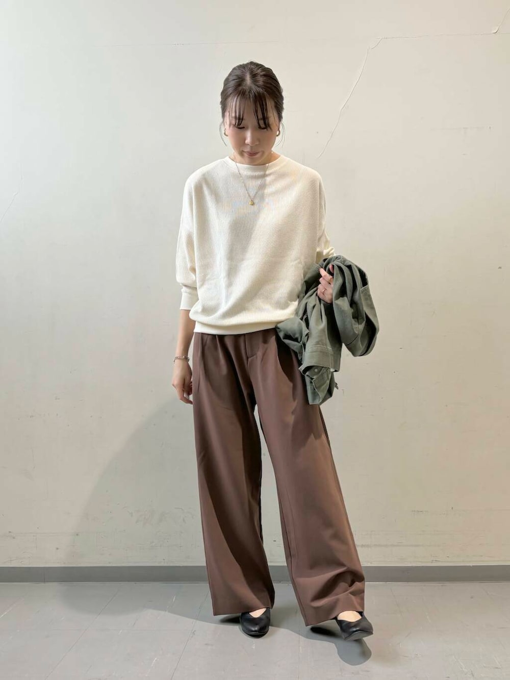 ブラック系のパンプス、ベージュ系のTシャツ/カットソー、ブラウン系のその他パンツを着用したレディースの秋コーディネートの5枚目の写真