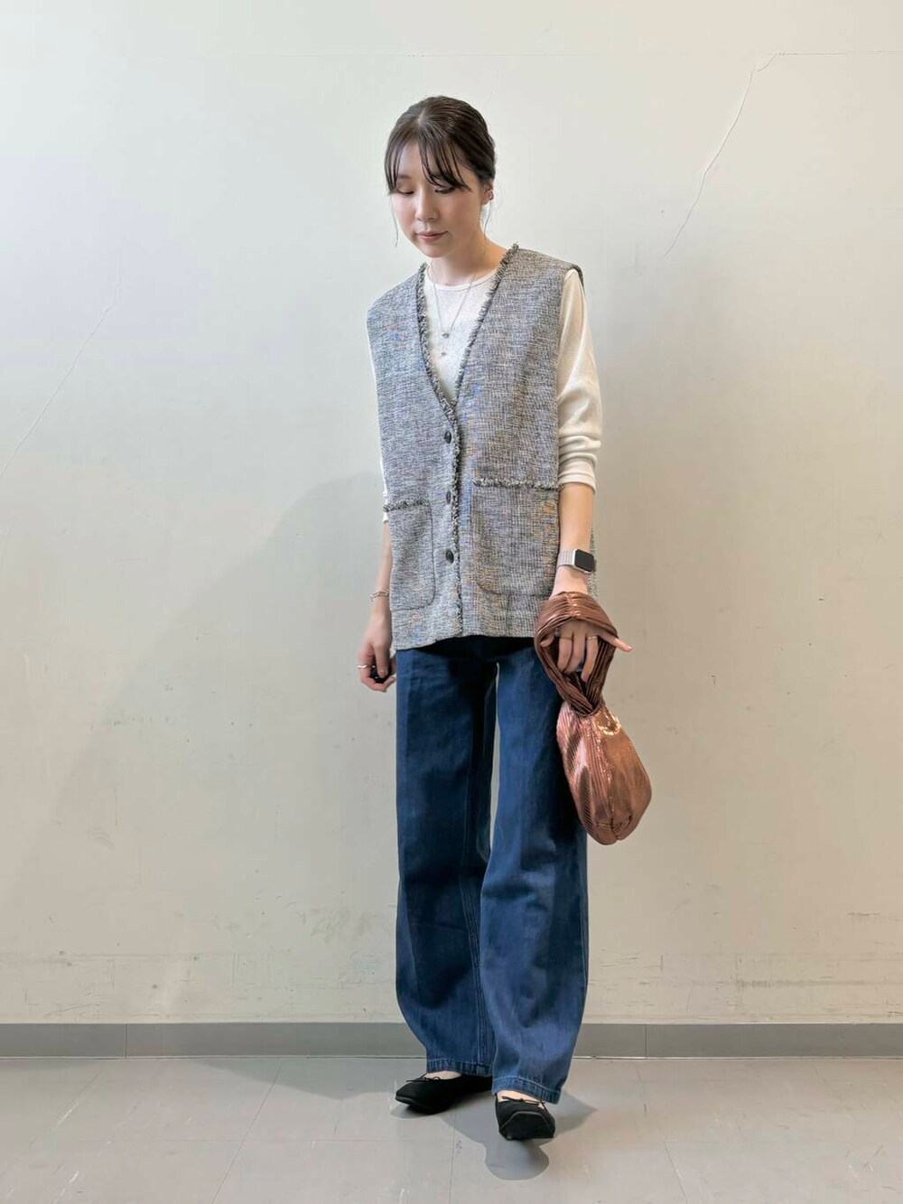 ブラウン系のハンドバッグ、ブラック系のバレエシューズ、ホワイト系のTシャツ/カットソーを着用したレディースの秋コーディネートの2枚目の写真