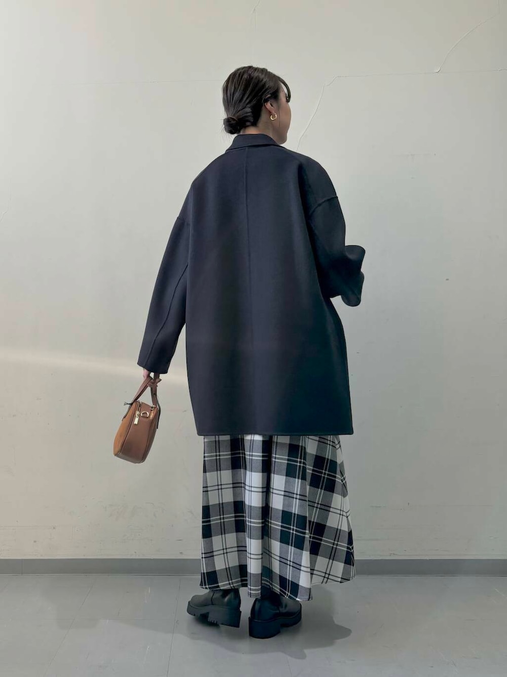 ブルー系のその他アウター、ブラウン系のショルダーバッグ、ブラック系のブーツを着用したレディースの秋コーディネートの3枚目の写真