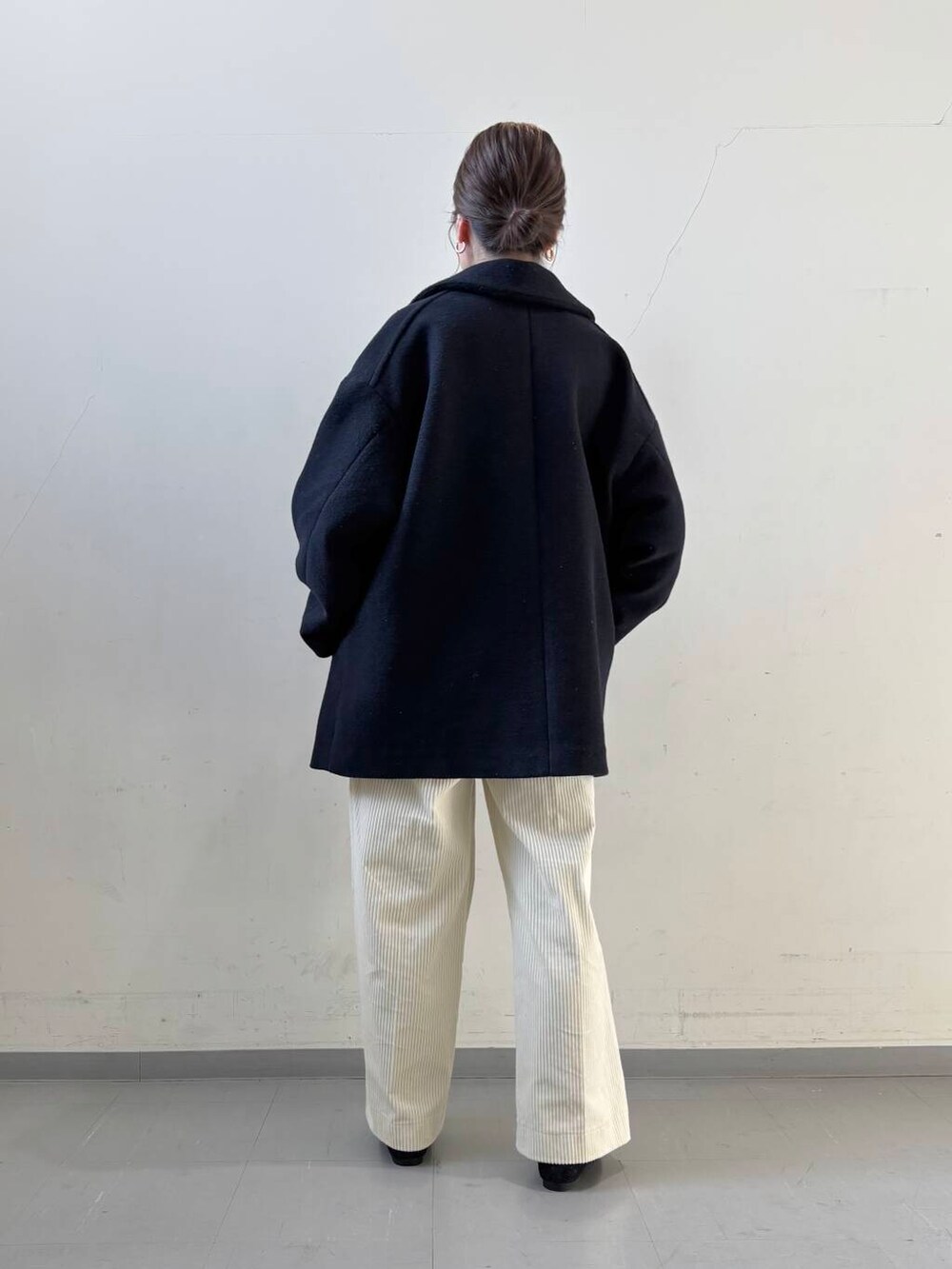 ブラック系のローファー、ブルー系のその他アウター、ホワイト系のその他パンツを着用したレディースの冬コーディネートの3枚目の写真