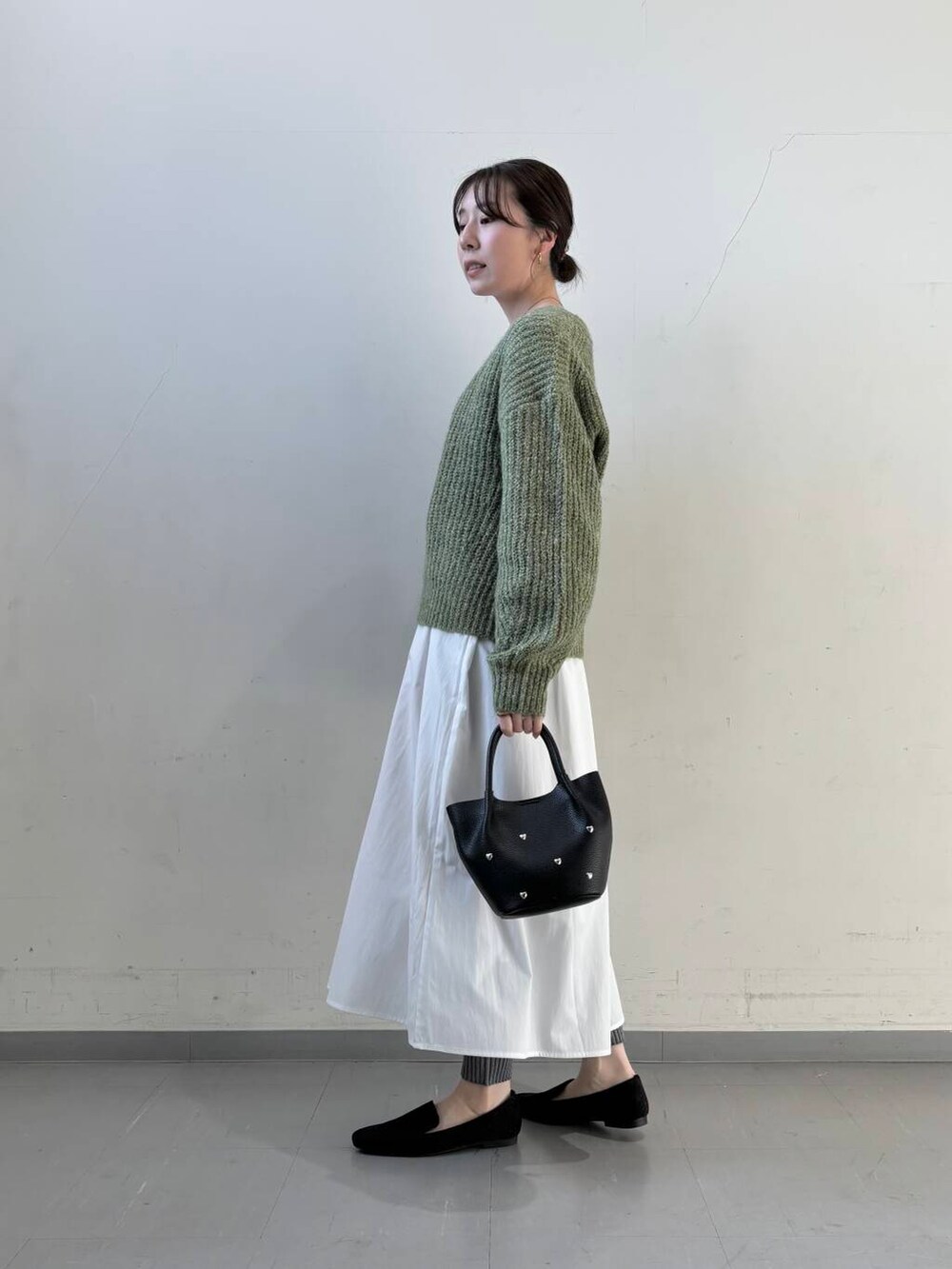 ブラック系のローファー、グレー系のその他パンツ、グレー系のその他アウターを着用したレディースの冬コーディネートの3枚目の写真