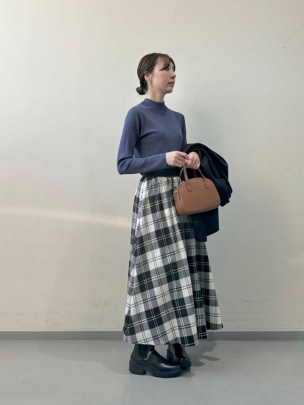 ブルー系のその他アウター、ブラウン系のショルダーバッグ、ブラック系のブーツを着用したレディースの秋コーディネートの4枚目の写真