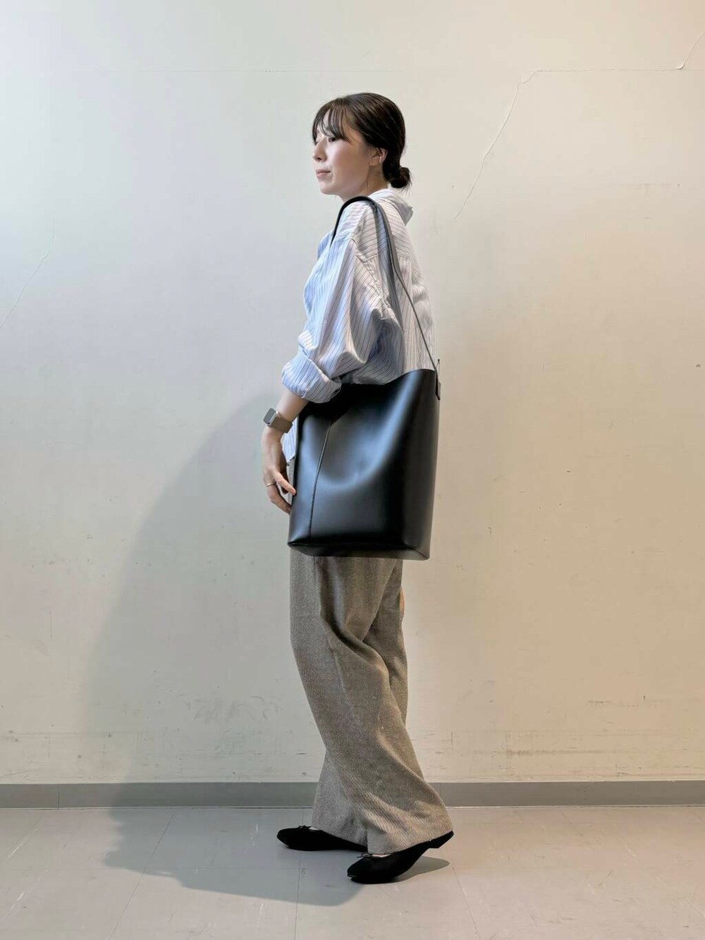 ブラック系のバレエシューズ、グレー系のその他パンツ、ブラック系のトートバッグを着用したレディースの秋コーディネートの3枚目の写真