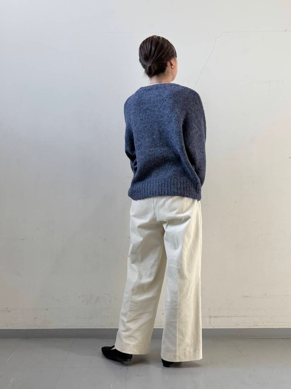 ブラック系のローファー、ブルー系のその他アウター、ホワイト系のその他パンツを着用したレディースの冬コーディネートの6枚目の写真